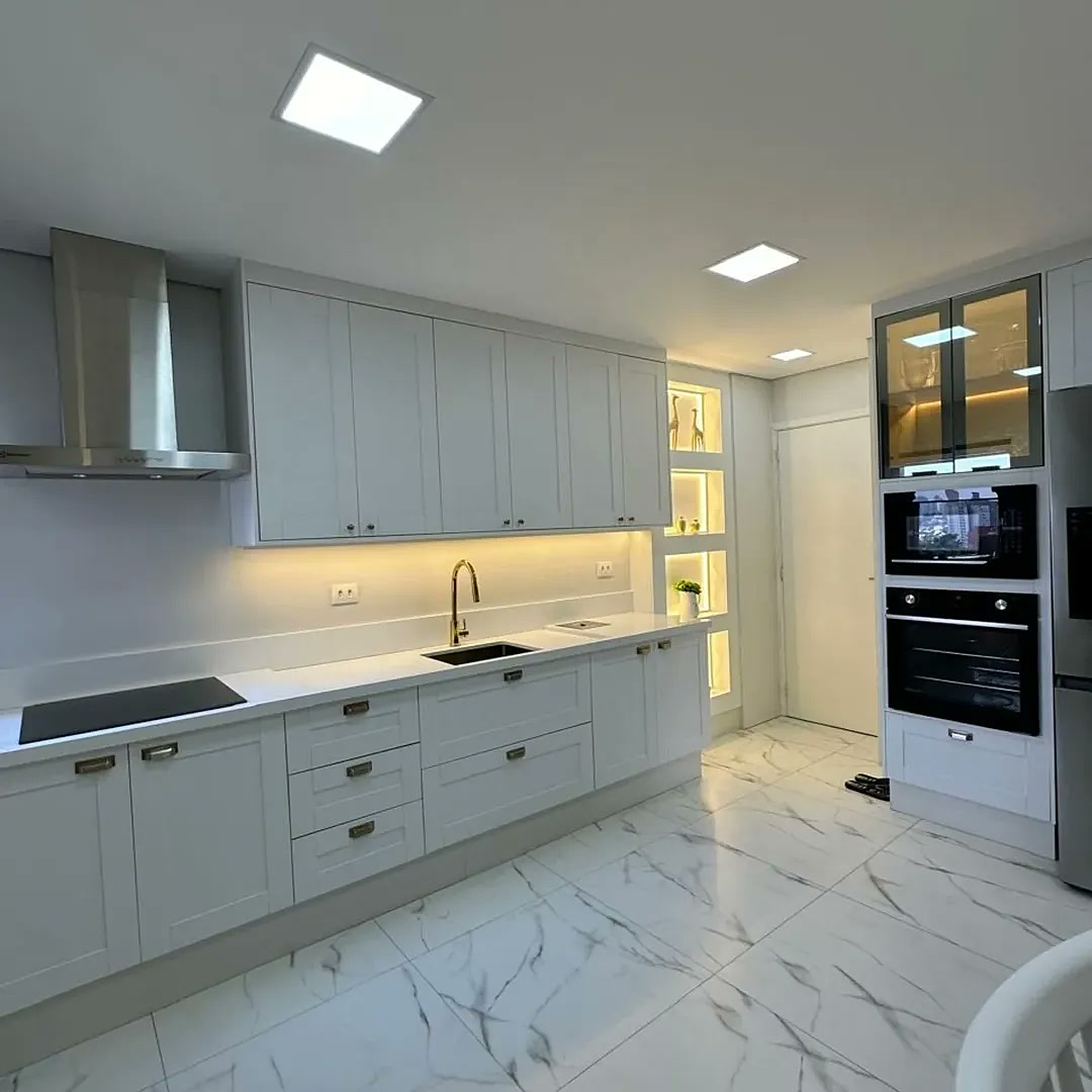 Cozinha planejada branca com torre de forno em MDF — Estillo Design Zona Leste SP