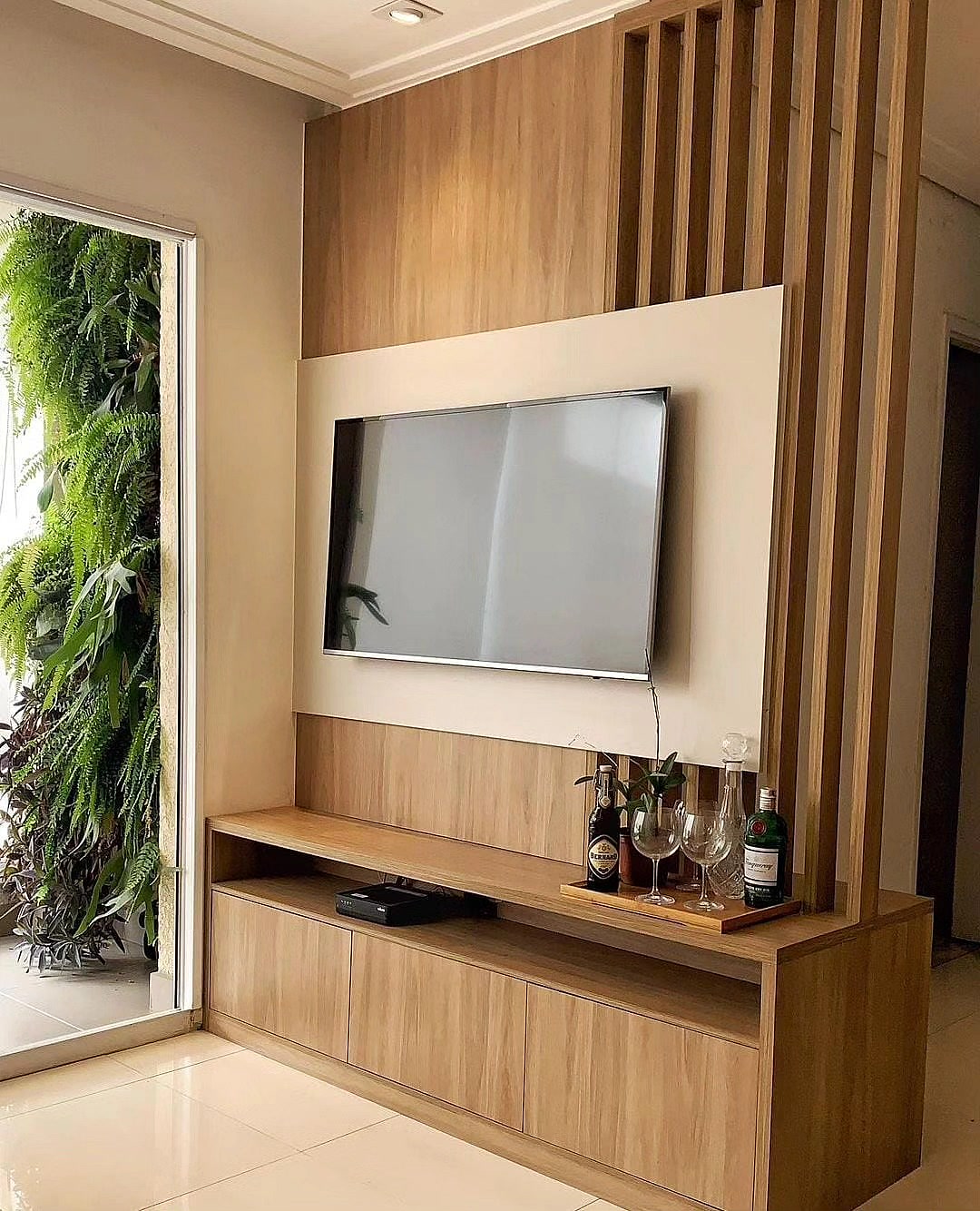 Painel de TV em madeira com rack e jardim vertical planejado