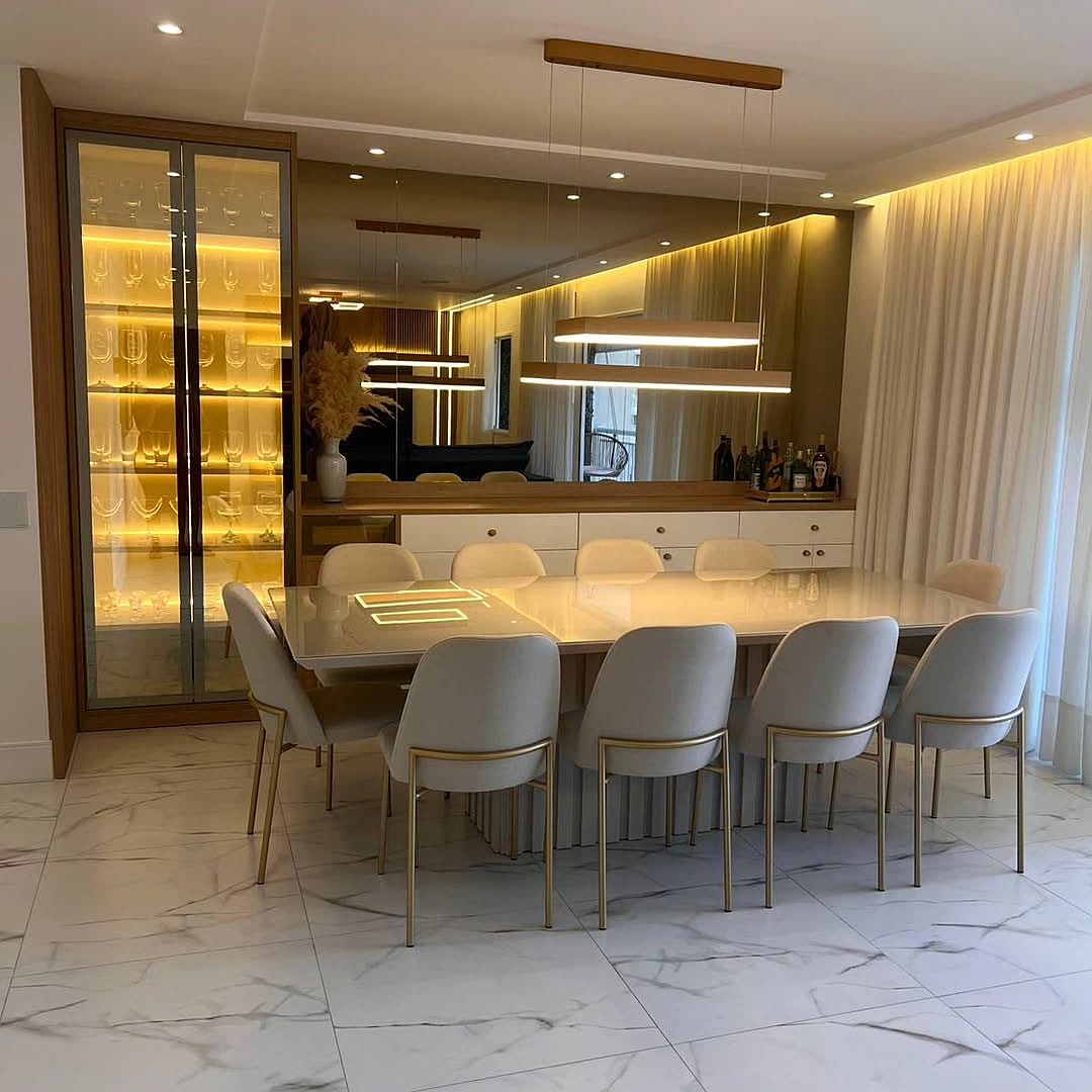 Sala de jantar planejada com cristaleira e LED